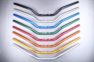 Manillar plano universal anodizado diámetro 28