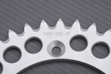 Couronne RENTHAL Ultra Light 520 SUZUKI DRZ / DR / TSR / RMZ / RMX / RM 125 / 250 / 350 / 450 / KAWASAKI KLX 400 1979 - 2018