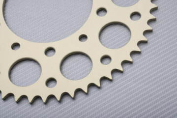 Couronne RENTHAL Ultra Light 520 HONDA CBR RR / CB / CBF / Varadero / Hornet 600 / 650 / 900 / 1000 / YAMAHA R1 / R3 1996 - 2023