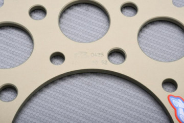 Couronne RENTHAL Ultra Light 520 HONDA CBR RR / CB / CBF / Varadero / Hornet 600 / 650 / 900 / 1000 / YAMAHA R1 / R3 1996 - 2023