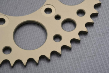 Corona RENTHAL Ultra Light 525 SUZUKI SV / SVS / GSXR / GSF / Bandit 400 / 600 / 650 / 750 / 800 / 1100 1985 - 2007